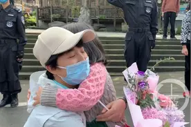 4岁小女孩接95后“姑姑”回家“终于可以抱抱啦！”图片