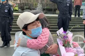 4岁小女孩接95后“姑姑”回家“终于可以抱抱啦！”图片