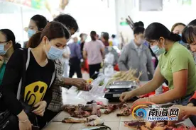 市县融媒 | 五指山爱心扶贫集市开市 优质农产品引市民“扫货”图片