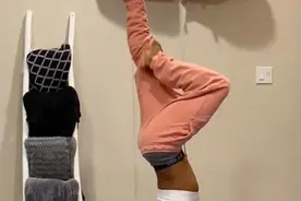 倒立穿衣OUT了，体操女王表演倒立脱裤子图片