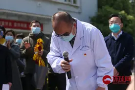 武汉金银潭医院危重症患者清零！院长张定宇向江苏医疗队鞠躬致谢图片