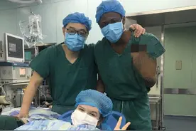 俄罗斯女孩腰疼难入睡 重医附二院骨科8毫米小孔治“腰突”？图片