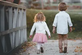 伊能静18岁儿子做美甲，穿“女装”上热搜：被父母尊重的孩子，活得有多爽？图片