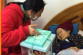 十七年如一日 洪合七旬孝子细心照顾百岁瘫痪母亲图片