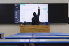 老师独自在教室上网课，弹幕出来的瞬间看哭了……图片