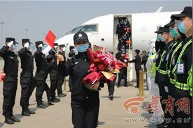 舷梯献花，轿车鸣笛……西安以最高礼节迎接支援湖北女警回家图片