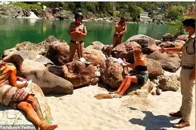 恒河边写五百遍“对不起”：印度处罚十名违反封城令外国游客图片