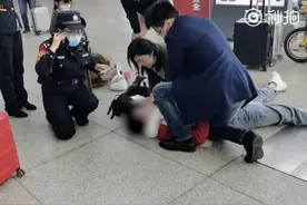 男子倒地猝死，摘口罩做人工呼吸施救的北京女医生是她图片