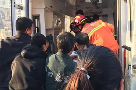 三百斤女患者突发脑梗，急救人员抬不动，消防员紧急“增援”！视频封面