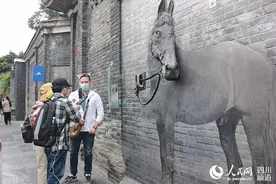 网红外教在成都宽窄巷示范用英文表达“吃火锅”图片