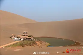 甘肃敦煌：鸣沙月泉春光美图片