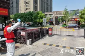 较上劲了！80后夫妻志愿者隔街当起疫情防控“把门人”图片