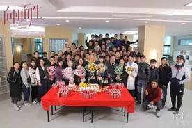 蒋欣新戏杀青晒合影 捧花束与演员同切蛋糕氛围温馨图片