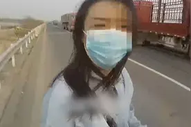 高速路上拌嘴 妻子竟被丈夫赶下车提行李步行……图片