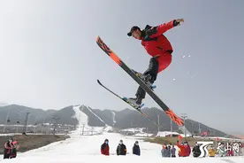丝绸之路国际滑雪场以一场趣味滑雪比赛结束滑雪季图片