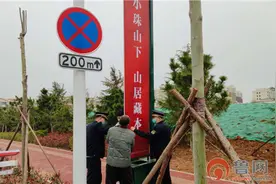 青岛西海岸新区辛安街道：依法拆除路边40余块立式广告牌图片