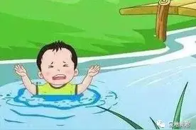 三岁孩童落水，不会游泳的她作出这样选择……图片