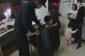 爸爸哄娃睡觉自己先睡着了，金山2岁男孩出门“溜达”图片