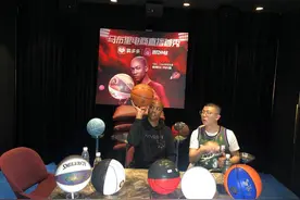 马布里拼多多献直播首秀，当场表演花式篮球图片