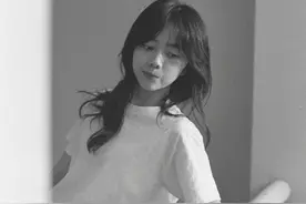 谭松韵分享春日近照 光影变幻间尽显温柔恬静之美图片