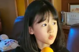 陆毅女儿吉他弹唱《匆匆那年》眼神忧郁气质文艺图片