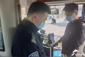活动范围一个车厢，一天却走十多公里！济南公交跟车人员防疫工作忙图片