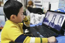 上网课的孩子突然发现一本“相册”图片