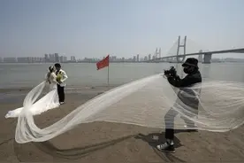 外媒：武汉“解封”象征着中国的复苏图片