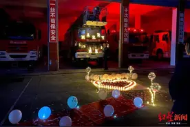 超甜！消防员的硬核浪漫：在心爱的消防车前求婚成功图片