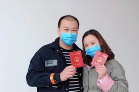 求婚成功！郑州援鄂“90后”男护士和女友喜领结婚证图片