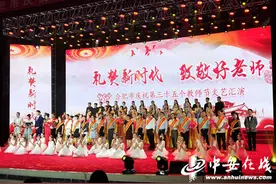 庐州最美教师去世 进ICU前还在批改作业图片
