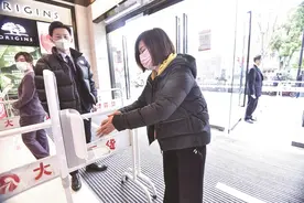 武汉商业体防控消杀更严格 衣服试穿前后都要高温消毒图片