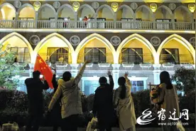 穿越人海 只为与你“相拥”图片