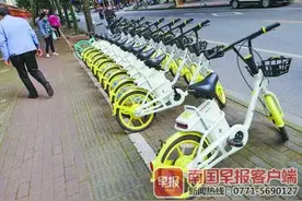 南宁街头仍有无牌共享电动车，有的企业未经审批就投放，有的超过批准数量投放图片