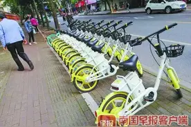南宁街头仍有无牌共享电动车，有的企业未经审批就投放，有的超过批准数量投放图片