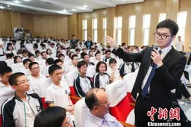 柯洁现身综艺趣谈选修围棋课原因：容易划水图片