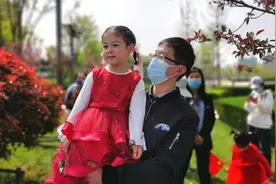26秒｜苑东欣女儿：“想妈妈”我特意打扮了一番等待妈妈回来图片