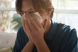 男子每天起床连打十几个喷嚏，全家不堪其扰！最近很多人中招图片