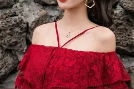 直男们都喜欢的“一字肩”，她们是这样hold住的图片