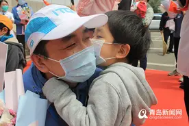 泪目！阔别72天的父子团聚：小家伙抱着爸爸不放手图片