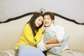 刘泳希李嘉铭搞怪互动撒糖不断 二人穿情侣装对视显甜蜜图片