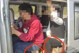 车上7人6人未系安全带，其中4人坐小板凳、1人坐铁皮桶图片