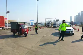 烟台福山收费站三轮车闯卡上高速(图)图片