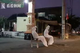 防疫志愿者夜扮僵尸阻人上街 假鬼成“网红”图片