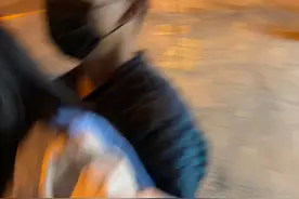 北京见义勇为市民回忆地铁站强搂事件：涉事男子边拖拽边说不要管图片