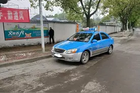的哥当街做不雅事 刚好被执法人员看到……图片