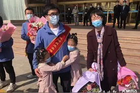 “爸爸你最棒！”俩女儿跳舞迎接烟台逆行英雄孙长安回家图片