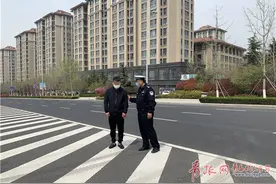 男子大白天马路中间炫技玩漂移 交警：罚款900元、记14分图片