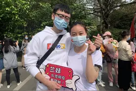 单膝下跪！援鄂护士收到了男友的“神秘礼物”图片