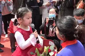 50秒丨欢迎援湖北的妈妈回家，“小开心”唱歌《听我说谢谢你》图片